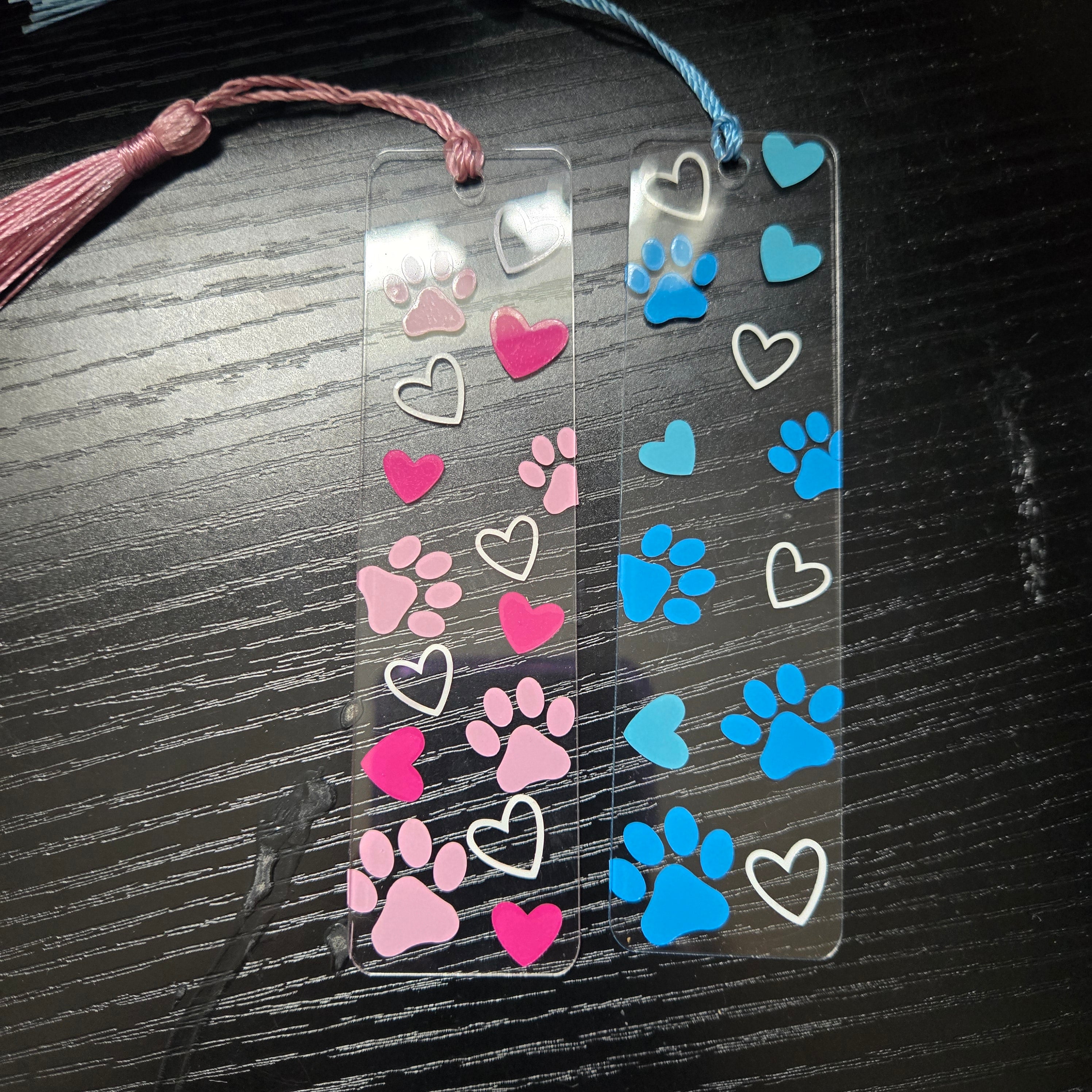 Marque-page acrylique avec pompon - Coeurs et Pattes