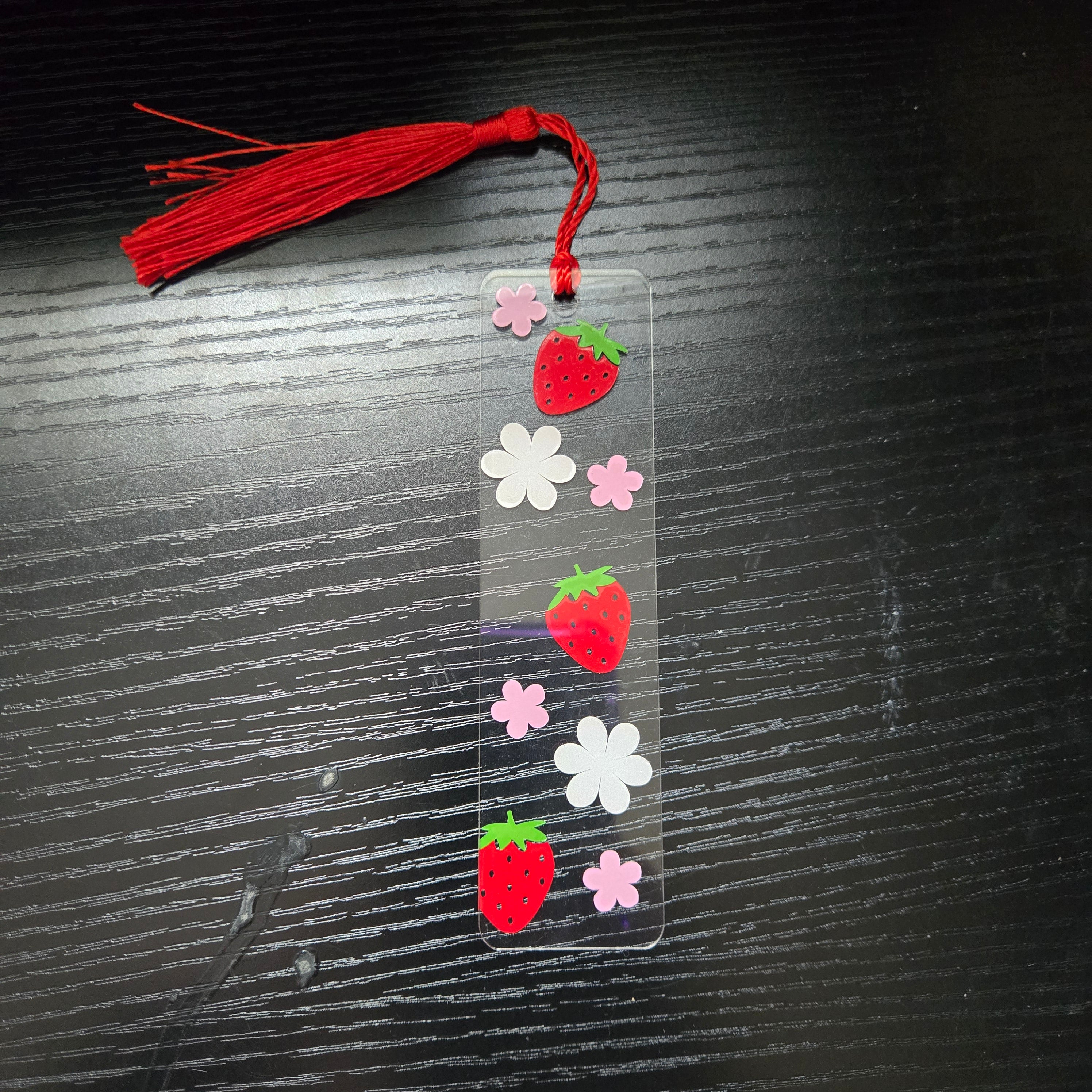 Marque-page acrylique avec pompon - Fraises et fleurs
