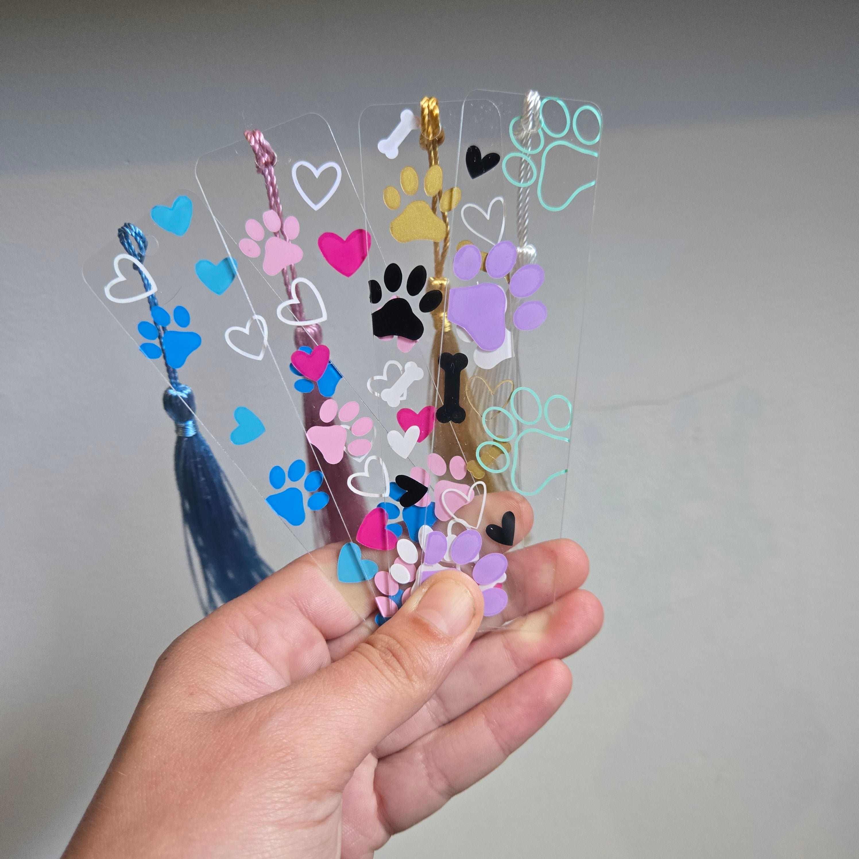 Marque-page acrylique avec pompon - Coeurs et Pattes