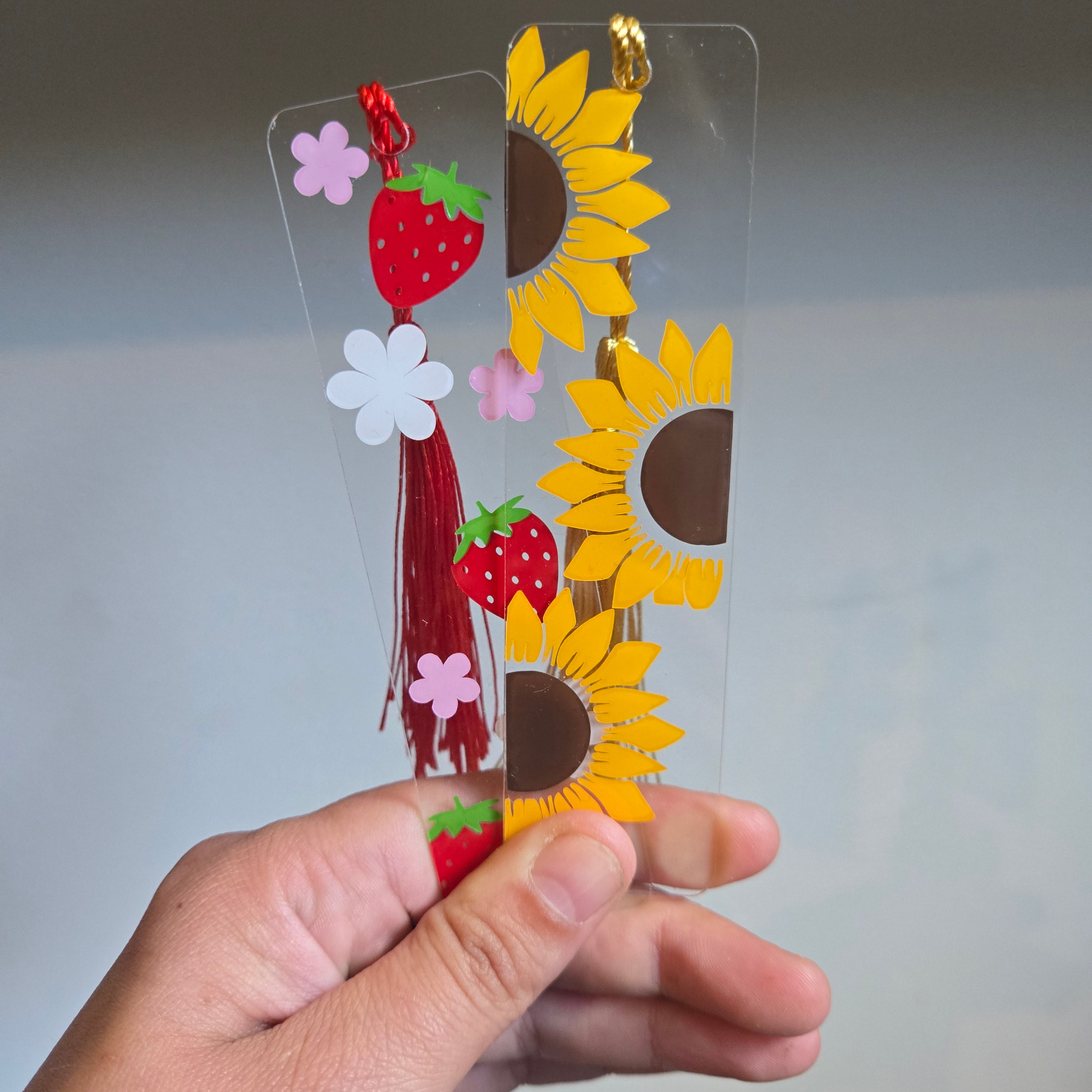 Marque-page acrylique avec pompon - Fraises et fleurs