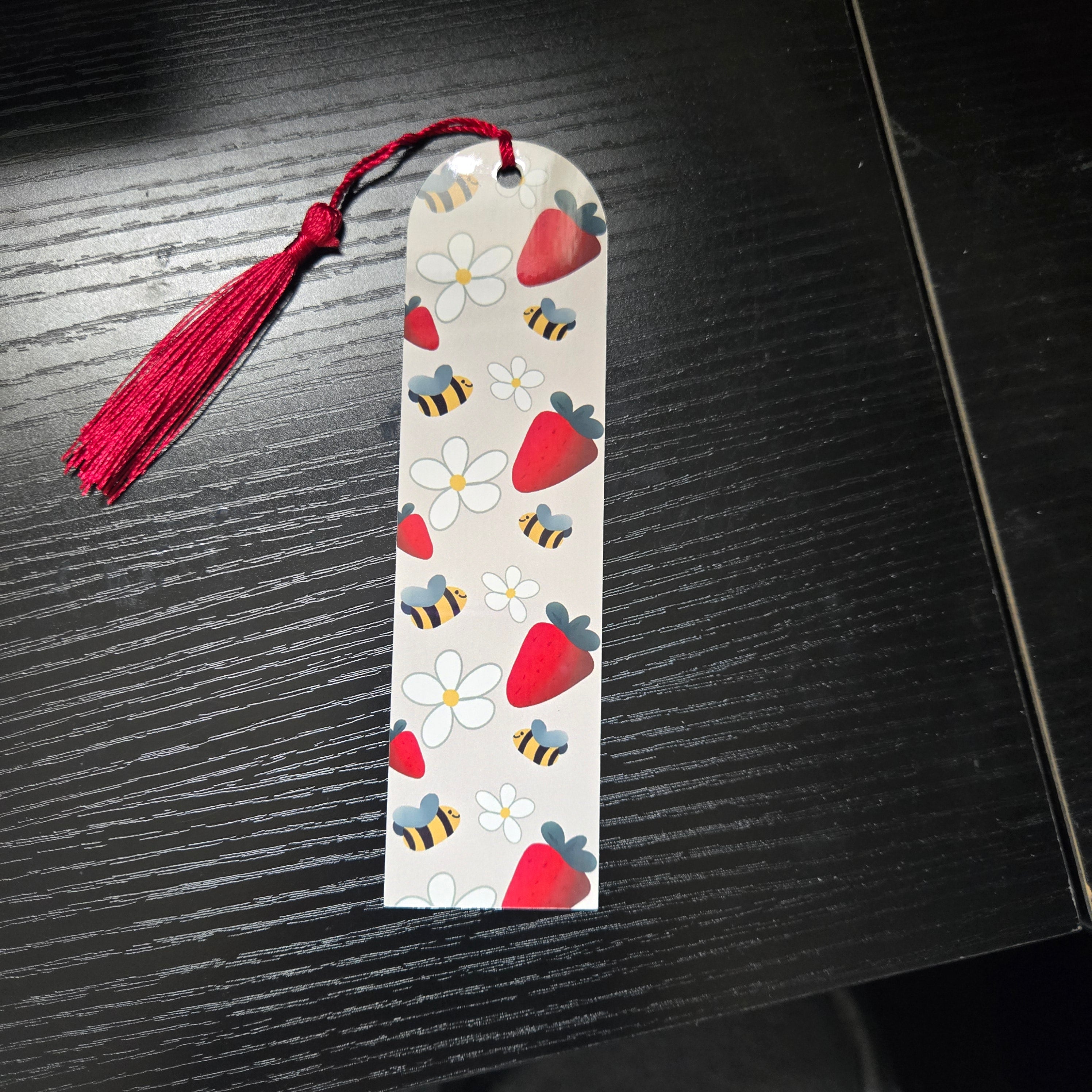 Marque-page aluminium avec pompon - Champs de fraises
