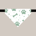 Bandana avec collier pour animaux -Pattes et os vert doux
