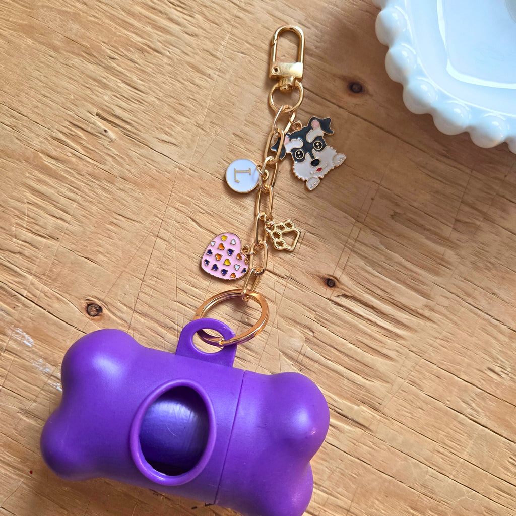 Le Porte-clé Complice – Personnalisé avec breloques & distributeur de sacs