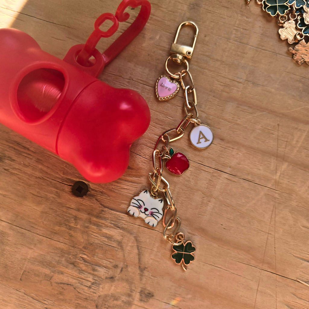 Le Porte-clé Complice – Personnalisé avec breloques & distributeur de sacs